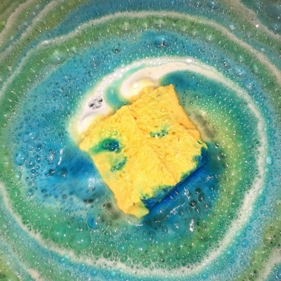 RARE LUSH COSMETICS GIANT GOLDEN WONDER CHRISTMAS BATH BOMB - Picture 9 of 9